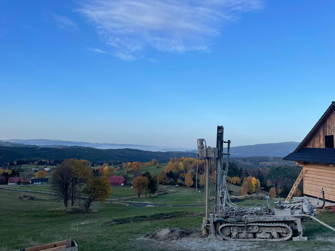 Vrtná súprava na kopci nad dedinou pri východe slnka