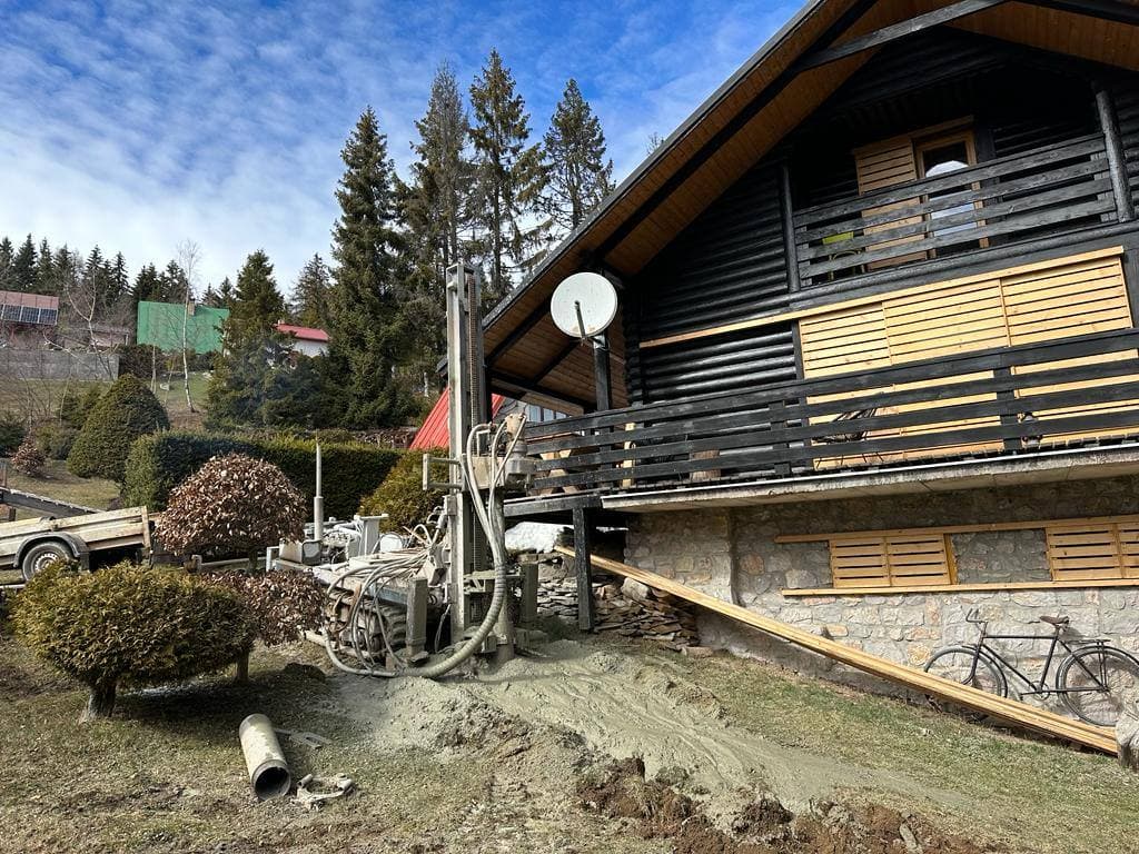 Vŕtanie studne pri drevenej chate