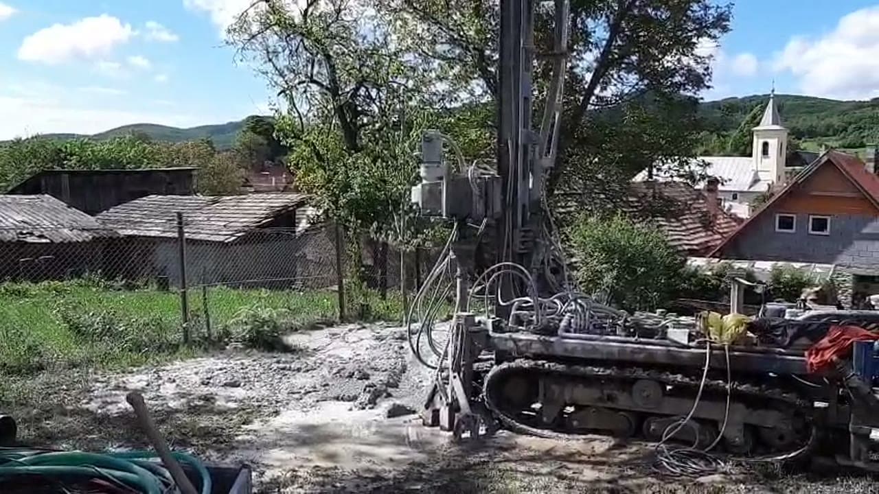 Voda z vrtu počas vŕtania studne v obci